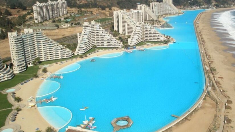 A maior piscina do mundo fica localizada em Algarrobo, no Chile (Reprodução)