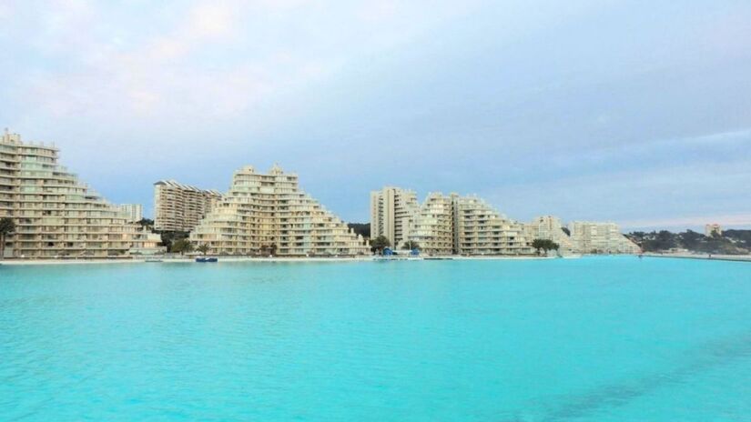 Mesmo usando água do Oceano Pacífico, a piscina é 10ºC mais quente que o mar, ou seja, conta com uma temperatura média de 26ºC (Reprodução)