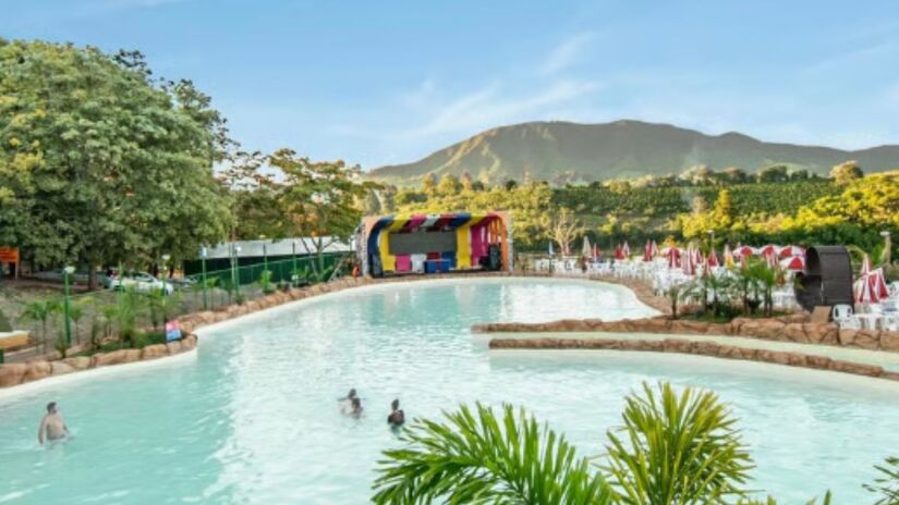 Já o Espaço Malibu conta com 3 mil metros quadrados, mesclando um bar molhado, palco de hidro dança e águas climatizadas (Aquática American Park/Divulgação)