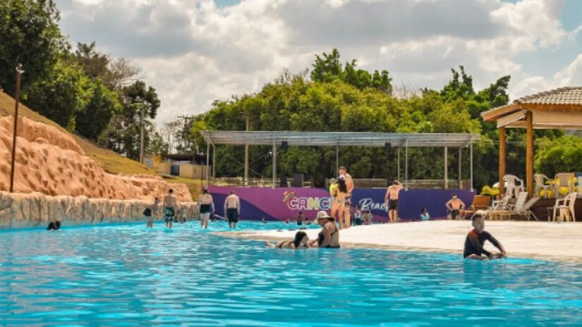 A Praia Miami é responsável por promover diversos shows no parque, o espaço conta com uma das maiores praias artificiais da América Latina, com 8 mil m² de entretenimento (Aquática American Park/Divulgação)