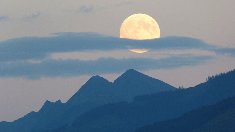 Cientistas acreditam que a Lua se formou após uma colisão entre a Terra e um corpo celeste do tamanho de Marte / Pixabay