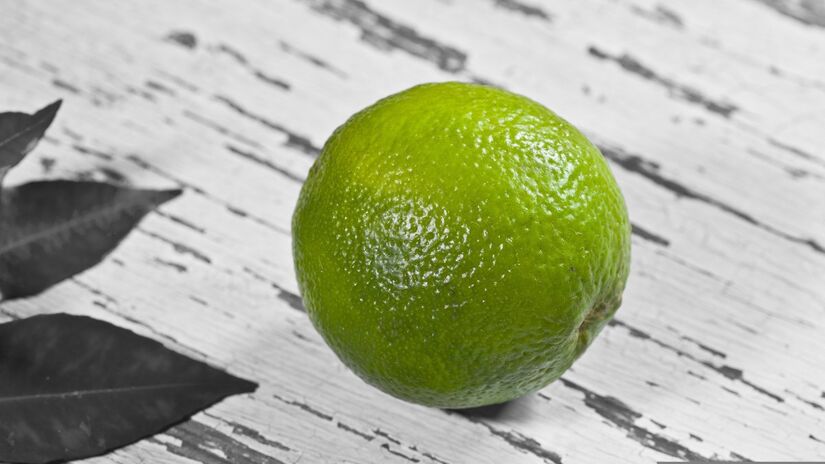 Além de perfumar, o limão ajuda a eliminar manchas e odores em superfícies da cozinha / Pixabay