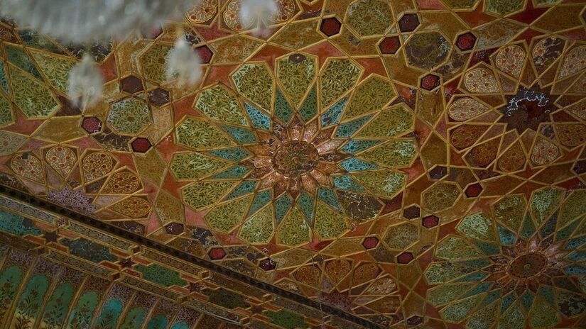 O interior do Palácio Lakshmi Vilas combina elementos europeus e indianos em um espetáculo de cores e detalhes.