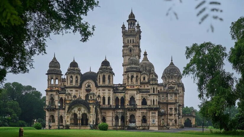 Cada cômodo do palácio revela a grandiosidade e o estilo de vida da família real que o habita até hoje.