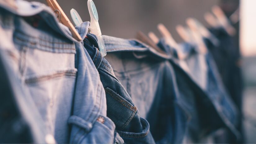 Guardar o jeans dobrado e bem ventilado evita odores e prolonga sua vida útil / Pixabay