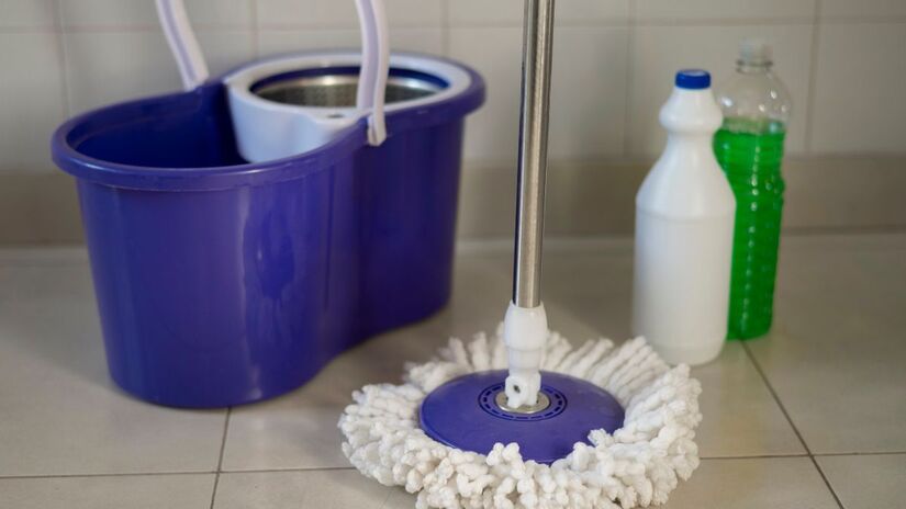 Antes de começar a limpeza, adicione duas ou três gotas de óleo essencial à água do balde / Fotos: Freepik