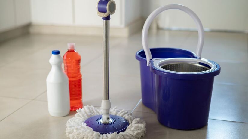 Usar um mop de microfibra e água morna potencializa o perfume cítrico e prolonga a sensação de frescor