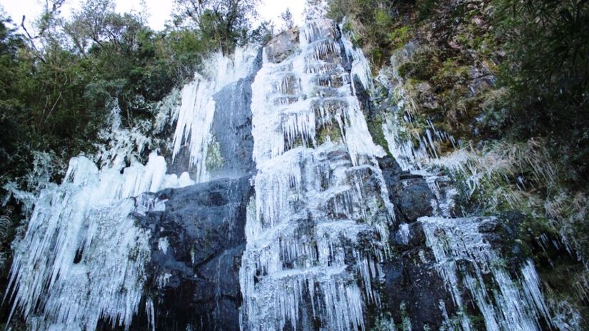 
O congelamento da cachoeira ocorre quando o frio intenso domina as montanhas da Serra Catarinense/ Adrian Pereira/Tripadvisor
