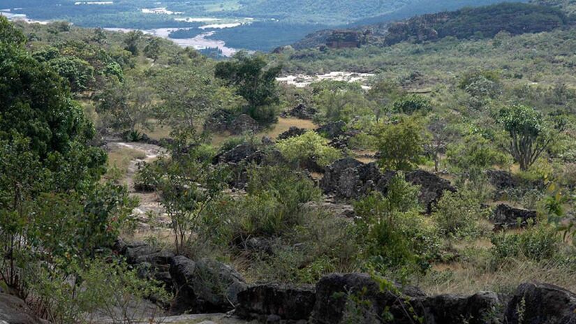 Seu crescimento acelerado ergueu dezenas de casas de pedra, vielas estreitas e estruturas impressionantes para uma vila isolada em meio às montanhas