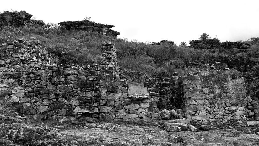 Com o declínio da mineração, a economia ruiu e a natureza começou a retomar seu território