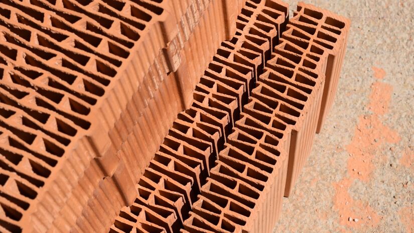Os romanos elevaram o tijolo queimado a técnica de engenharia, desenvolvendo o opus latericium que ajudou a construir aquedutos e monumentos que resistem até hoje / Pixabay 