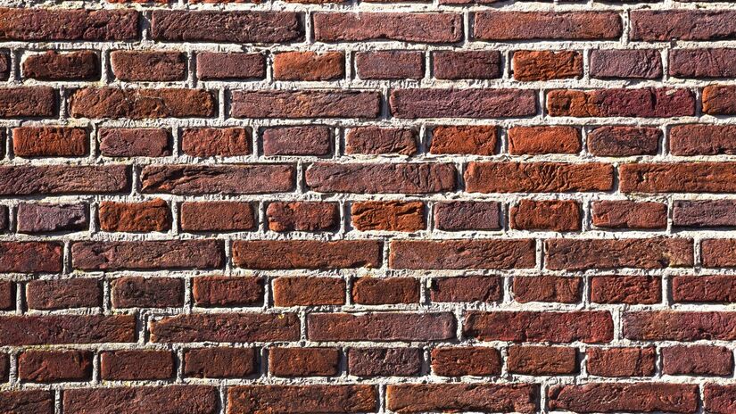 Hoje o tijolo vive entre tradição e inovação: a queima em fornos é responsável por grande parte do carbono embarcado, enquanto pesquisas e materiais biobased prometem tijolos mais sustentáveis / Pixabay