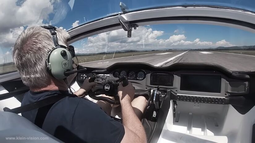 O modelo básico gera 280 cavalos de potência, mas uma versão biturbo chega a 340 cavalos