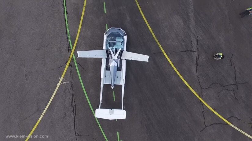 Na estrada, ele se comporta como um carro esportivo de alta gama, capaz de acelerar até 200 km/h