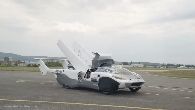 Finalmente, o que realmente diferencia o AirCar de outros protótipos é sua certificação oficial