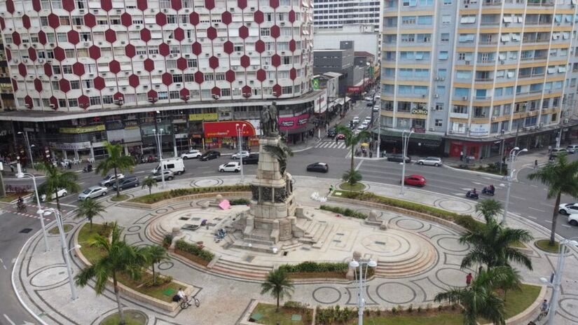 Por conta do excesso de veículos, do trânsito fluindo devagar e do semáforo vermelho, o tempo para conseguir acessar a orla no último trecho da Ana Costa foi de 3 minutos e 20 segundos (PMS/Divulgação)