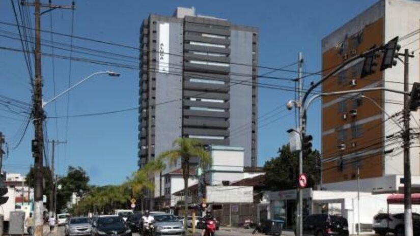 Em relação às avenidas Conselheiro Nébias e Ana Costa, não há viabilidade técnica para eliminar os semáforos ou abrir o canteiro central sem controle semafórico, pois isso aumentaria o risco de acidentes (Rogerio Bomfim/PMS)