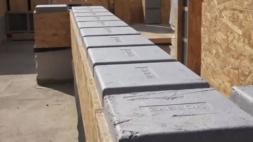 Com um peso médio de 7,5 kg cada, os blocos são montados por meio de placas de OSB de 18 mm de espessura (Schreinersicht/Youtube/Reprodução)