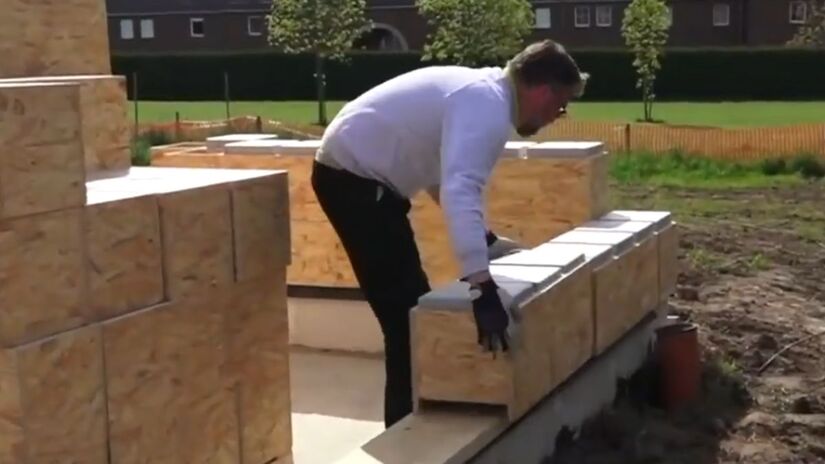 Os blocos estruturais de madeira resistentes se assemelham a blocos de LEGO gigantes (Schreinersicht/Youtube/Reprodução)