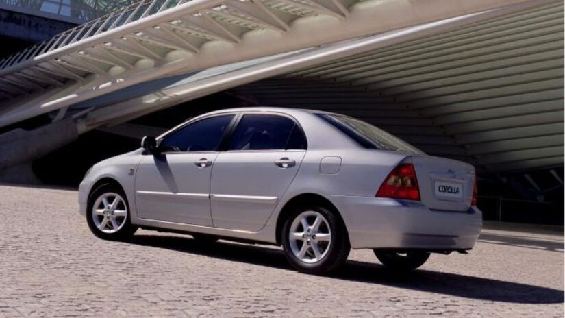 Toyota Corolla E120 conta com um motor que suporta quase tudo, até mesmo trocas de óleo atrasadas (Divulgação)