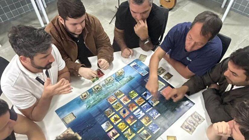 Jogo da ilha proibida, que trabalha a cooperação, estratégia e visão sistêmica (Acervo Uno & Verso/Divulgação)