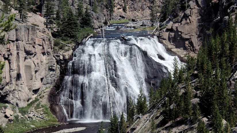 Trilhas, cânions e lagos cristalinos revelam a grandiosidade natural de Yellowstone a cada visita / Pixabay