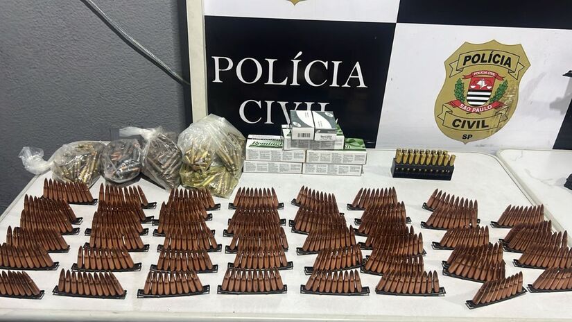 Garagem comum escondia, nas sombras, um arsenal digno de zonas de conflito / Divulgação/Polícia Civil