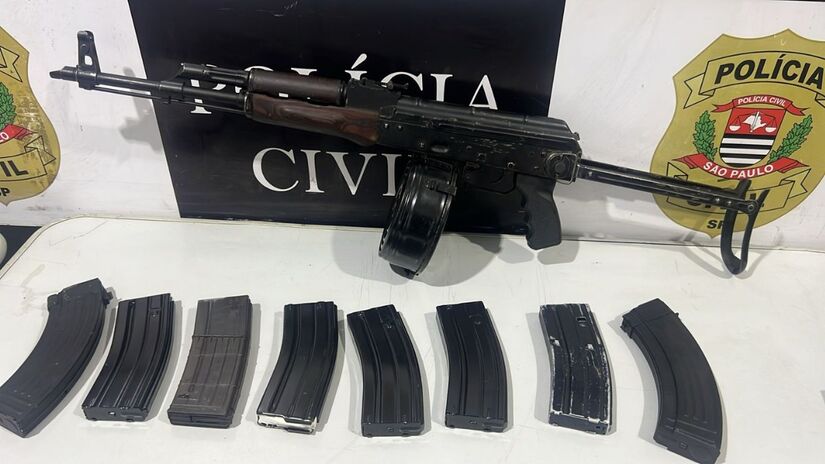 Investigadores revelam o espaço onde armas pesadas permaneciam ocultas / Divulgação/Polícia Civil