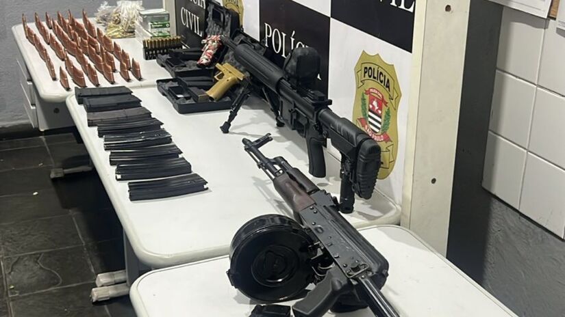 Cena do flagrante mostra o ponto exato onde o arsenal foi mantido na penumbra / Divulgação/Polícia Civil