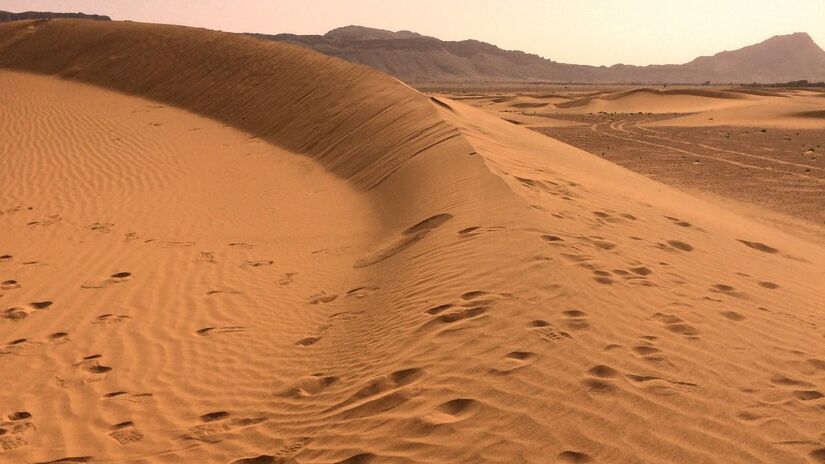 Os desertos se formam quando a evaporação supera a chuva, criando ambientes extremamente secos / Pixabay