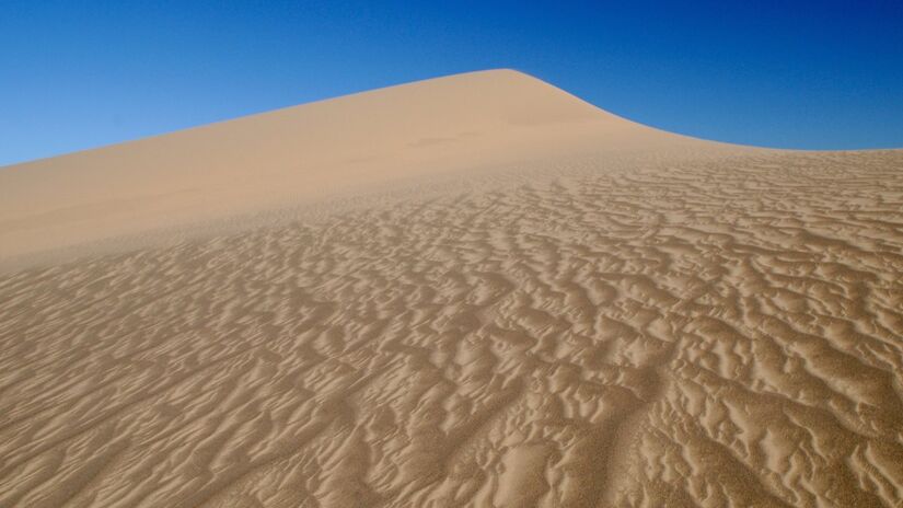 Barreiras de montanhas criam a "sombra de chuva", deixando o lado oposto quase sem precipitação / Pixabay