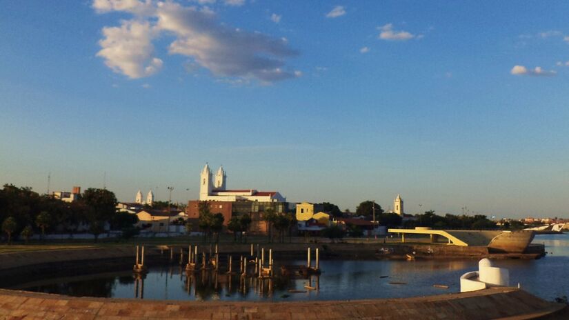 Vista de Sobral às margens do Rio Acaraú evidencia a integração entre paisagem urbana e ambiente natural que molda a identidade da cidade / GLandovsky/Wikimedia Commons