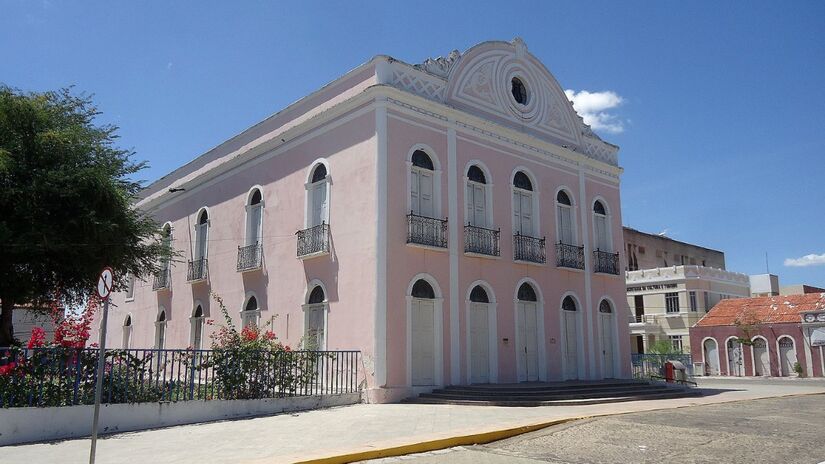 Theatro São João representa o coração cultural de Sobral, reunindo história, arquitetura e o pulsar das artes em um dos espaços mais tradicionais do Ceará / GLandovsky/Wikimedia Commons