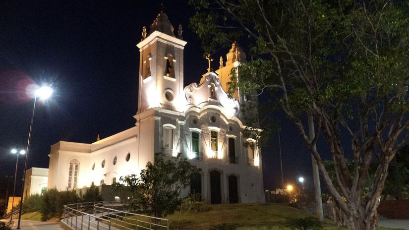 Catedral de Sobral, tombada pelo IPHAN, destaca-se como referência religiosa e arquitetônica da cidade, compondo o conjunto histórico com sua imponente presença noturna / GLandovsky/Wikimedia Commons