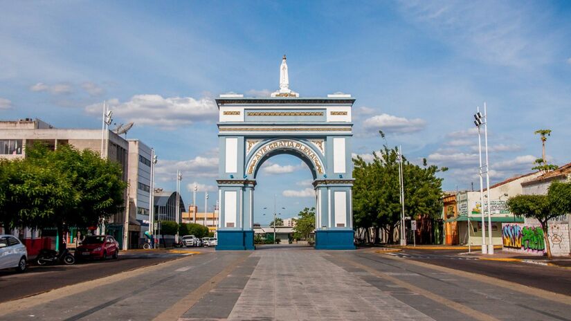 O Arco de Nossa Senhora de Fátima, erguido em 1953 por iniciativa de Dom José, tornou-se um dos monumentos mais emblemáticos de Sobral e marca a passagem da imagem peregrina pela cidade / Evaldoheber/Wikimedia Commons