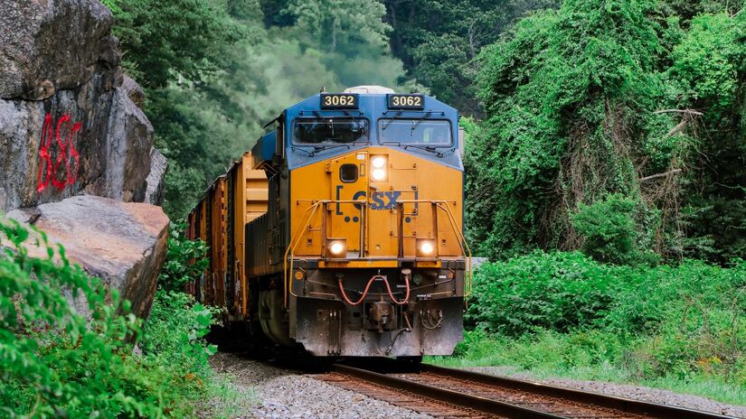 Trens consomem menos energia que veículos individuais, tornando o deslocamento mais sustentável / Pixabay