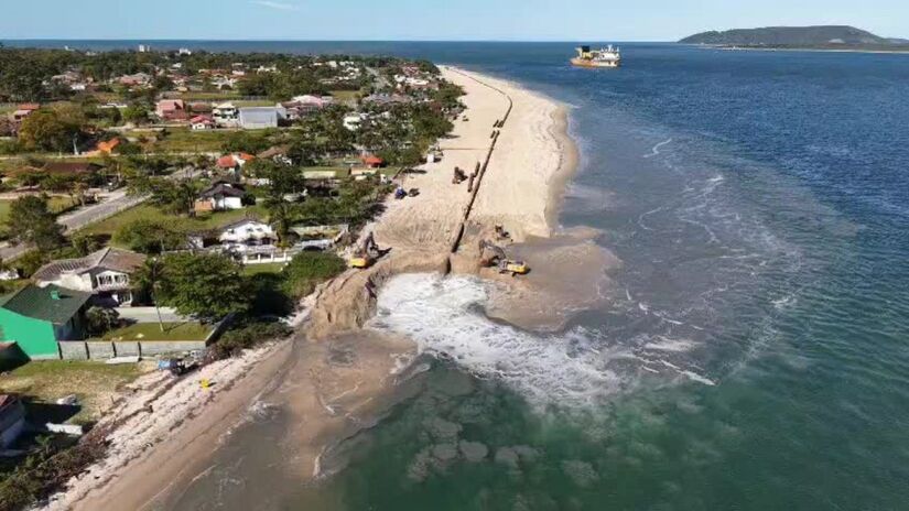 A praia terá o acréscimo de aproximadamente 6 milhões de metros cúbicos de areia obtidos da dragagem do canal da Baía da Babitonga