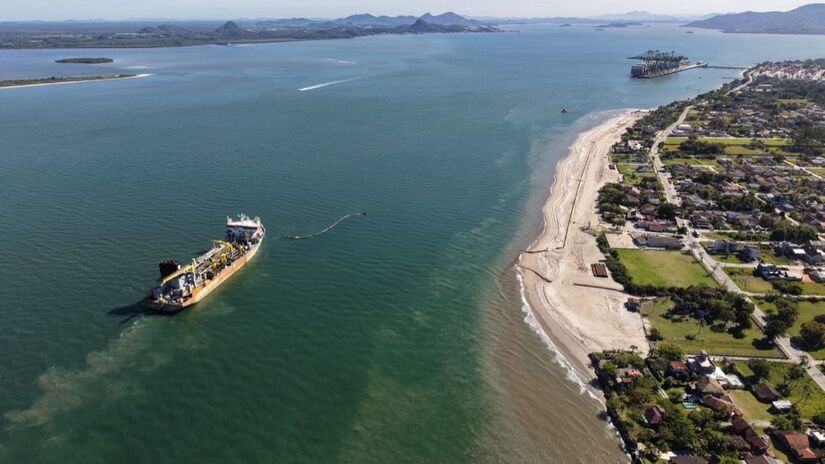 A embarcação encarregada do trabalho é a draga Galileo Galilei