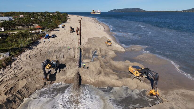 Todo o material dragado é transferido por tubulações até a praia