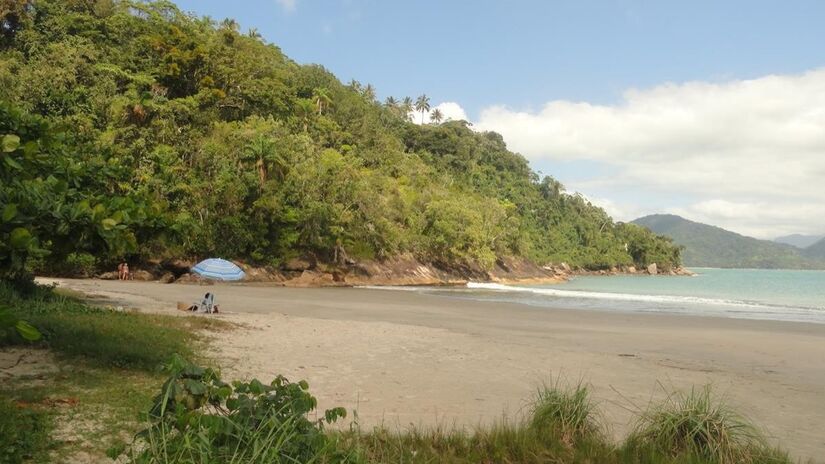 Mar calmo e raso, perfeito para famílias e para quem gosta de relaxar como se estivesse em uma piscina natural