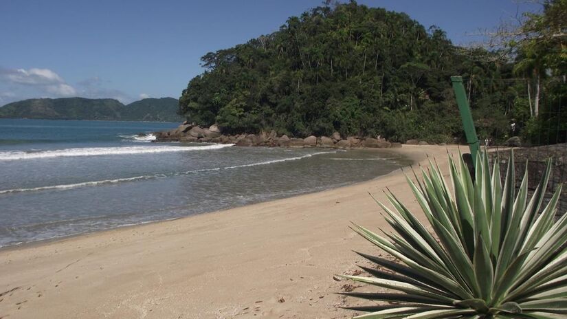 Areia firme e extensa, ideal para caminhar, correr ou pedalar com vista para o verde