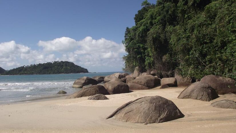A Praia do Lázaro como ponto de partida para passeios até Sununga e Domingas Dias, um roteiro triplo imperdível