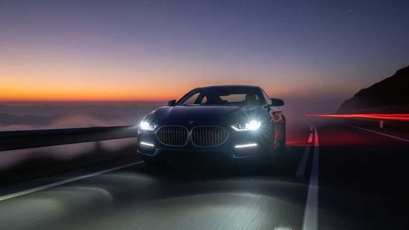 Faróis de LED mais fortes geram ofuscamento e desconforto para motoristas em estradas durante a noite / Imagens geradas por IA