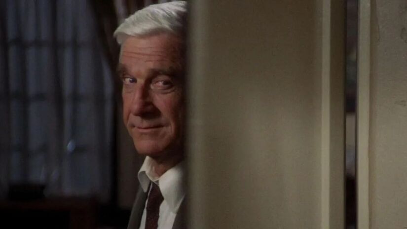 'Corra que a Polícia Vem Aí' nasceu como um seriado estrelado por Leslie Niesen (Paramount Pictures/Divulgação)