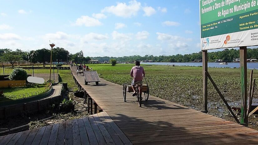 A economia local pulsa com o camarão, o açaí e o extrativismo tradicional  raízes que sustentam cultura e sustento / Rômulo Ferreira/Wikimedia Commons