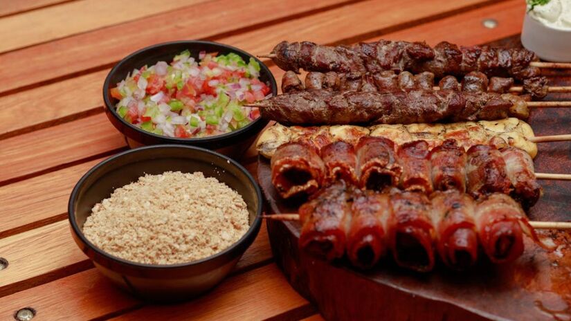 Ela também é popularmente servida em espetinhos durante os churrascos (Victor Cayke/Pexels)