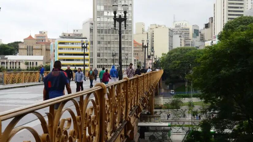 Pedras portuguesas do Viaduto do Chá serão substituídas por granito para reduzir peso e facilitar manutenção