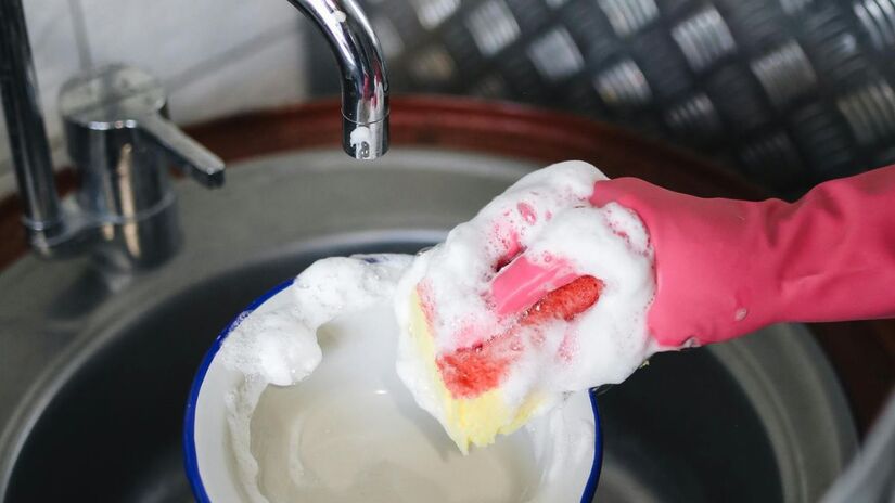 Misturinha poderosa: vinagre no detergente deixa a louça limpa mais rápido e com menos esforço/ Pexels