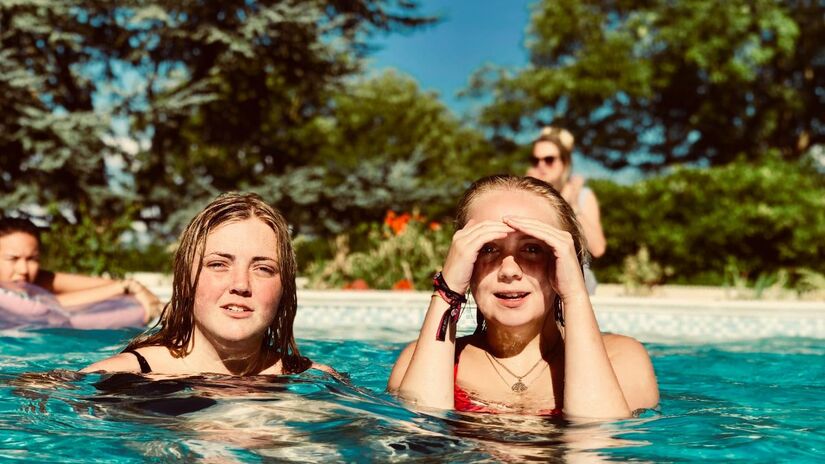 Antes de sair de casa, aplique protetor solar com fator alto e reaplique a cada duas horas  mesmo em dias nublados/Freepik