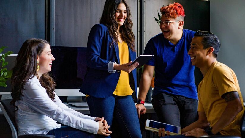 Melhora o desempenho profissional
Profissionais com alto QE conseguem lidar melhor com desafios, pressões e mudanças, mantendo a produtividade/Pexels